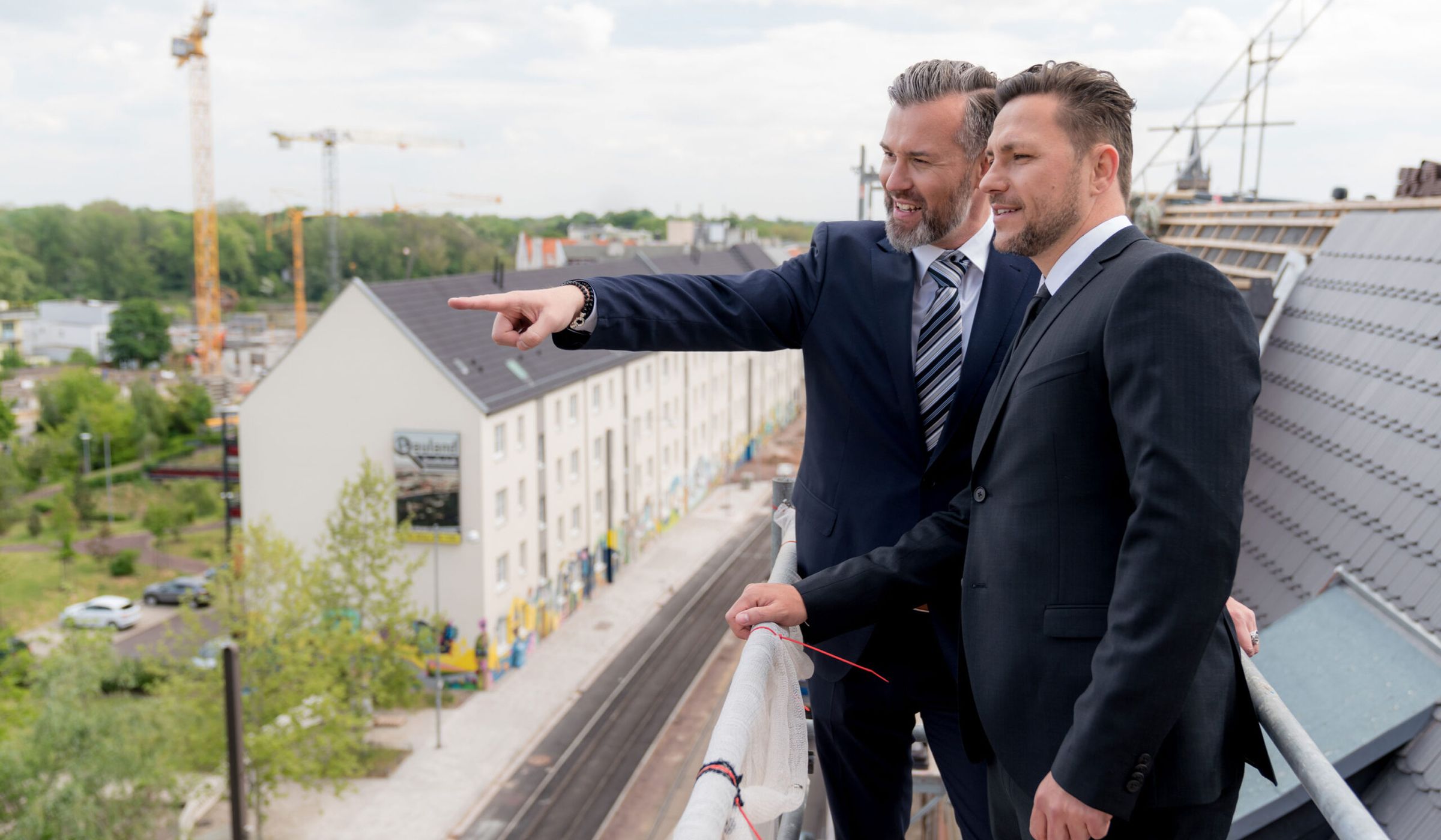 Patrick Schulz und Christian Franke von InterInvest Immobilien auf einem Dach in Magdeburg