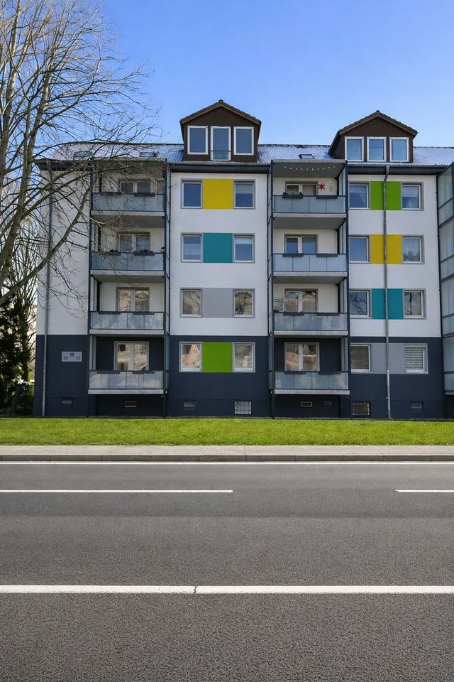 Hausansicht im grünen (KI-optimiert)