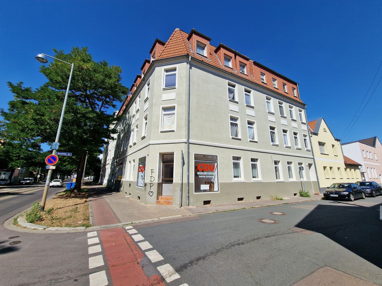 01. Fassadenansicht (straßenseitig)