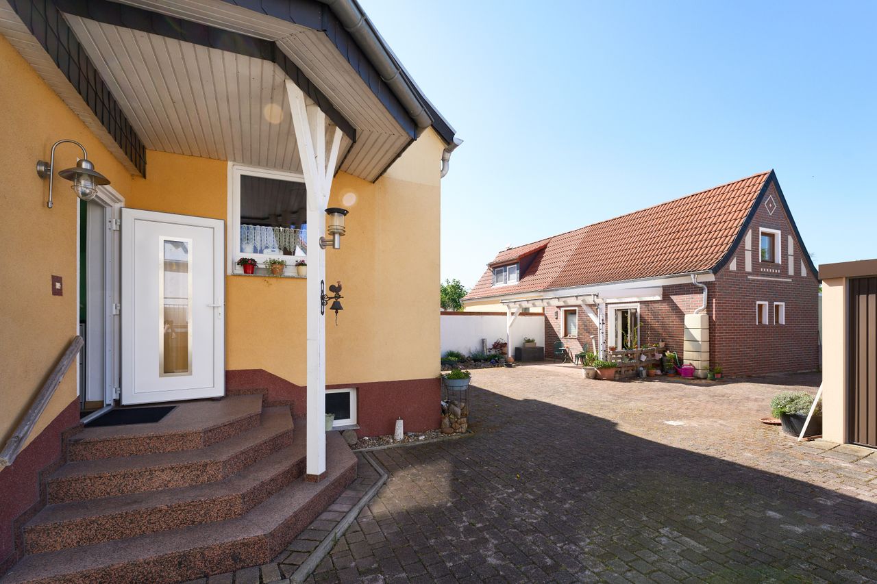 Eingangsbereich und Blick auf das Gartenhaus